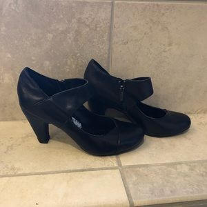 Like new Kenneth Cole leather M J heel